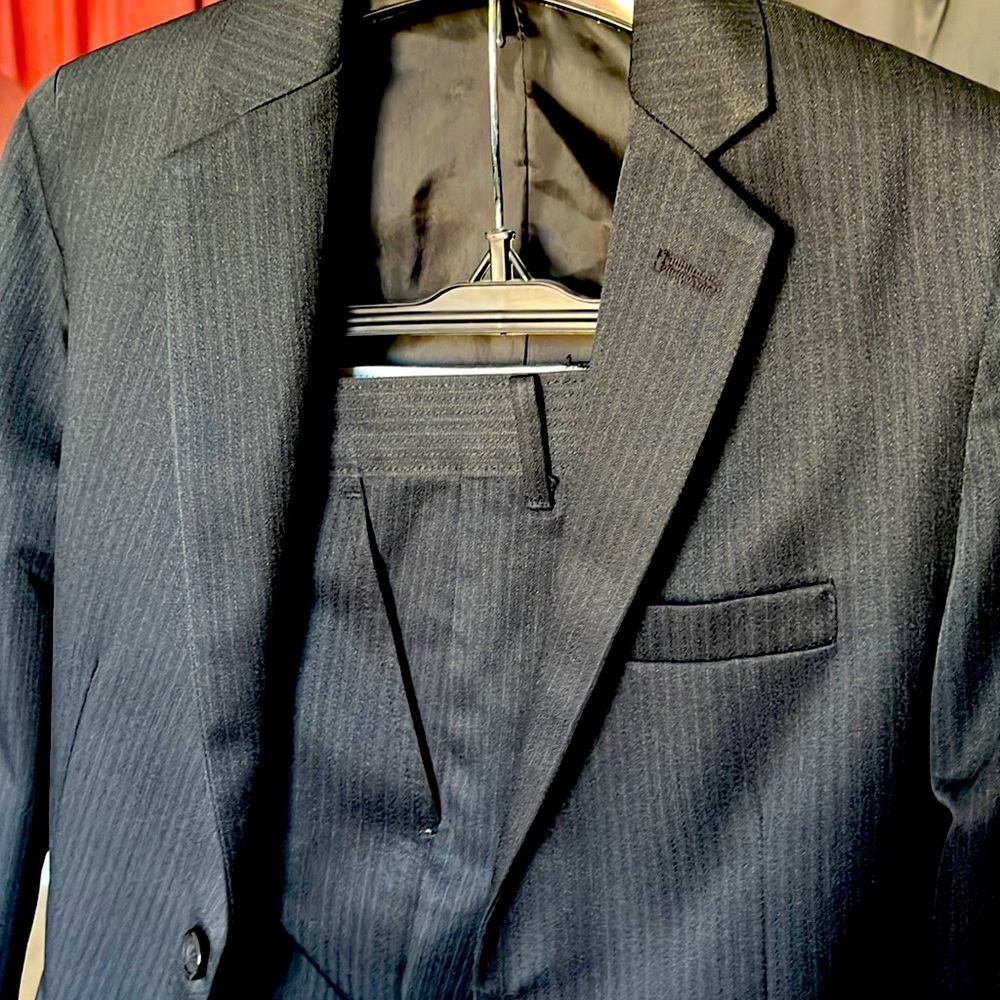 Set blaizer color black and small stripes, size 10,no rips no hair pet, no smell